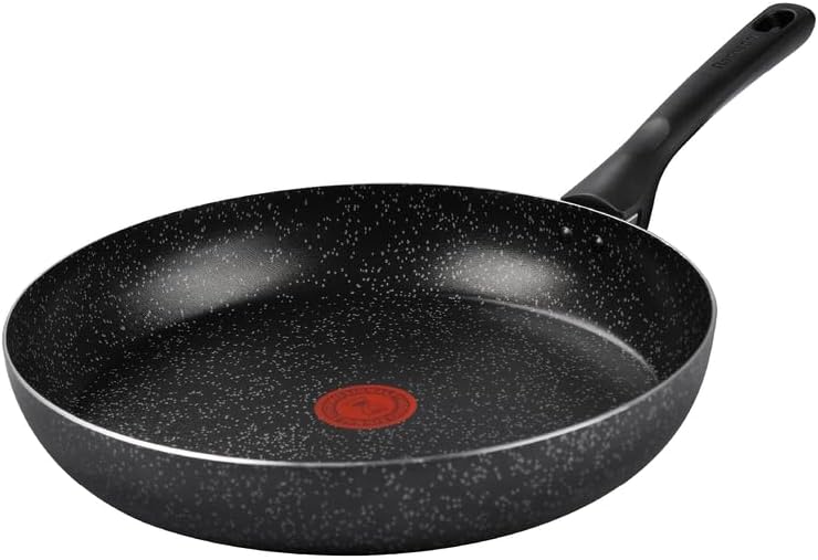 Frigideira Rochedo Stone Pro com revestimento escuro mineral texturizado e detalhe do indicador térmico no centro